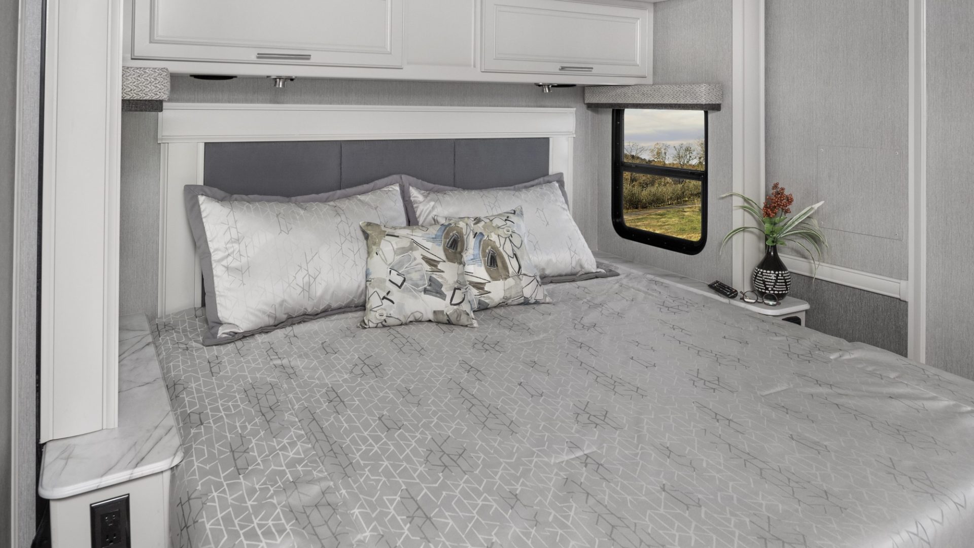 10 masterbed lavy Admiral32 S cliffside fossil MY22 4780