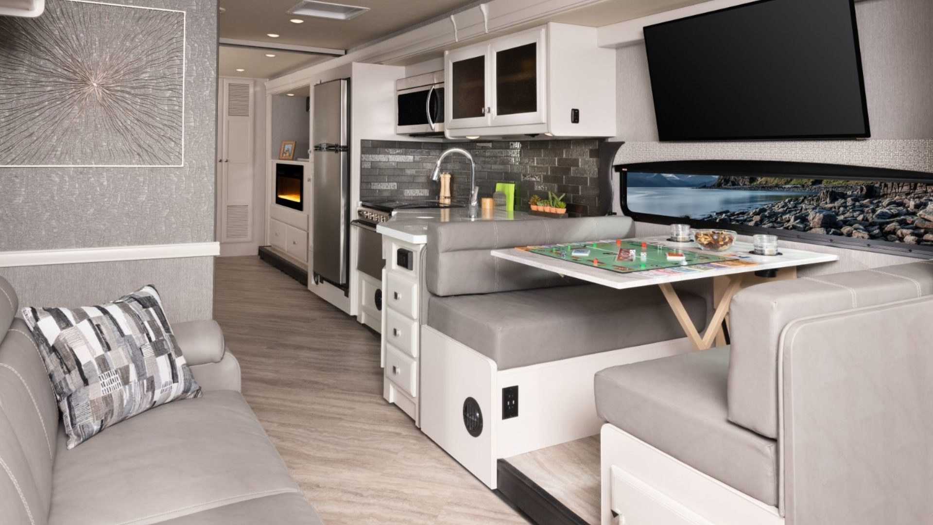 Fortis 32RW Midtown décor with Heritage cabinetry