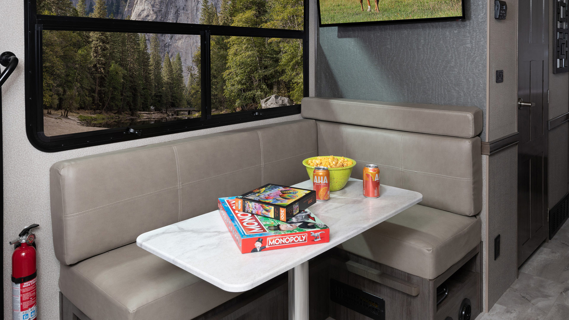 2 Dinette Admiral29 M Moonscape whiswind514 tv1 MY21