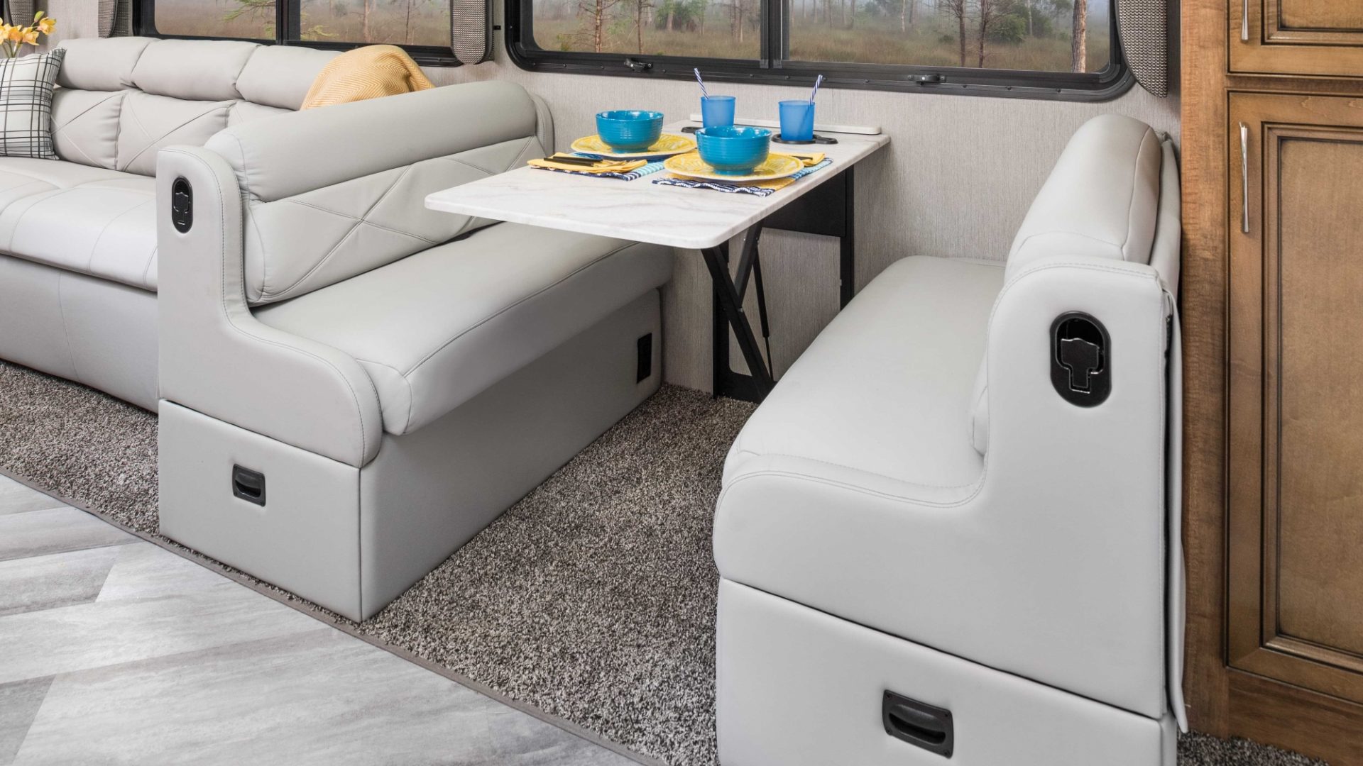 2 dinette Bounder33 C MY22 Quicksilver E Chestnut0927 min