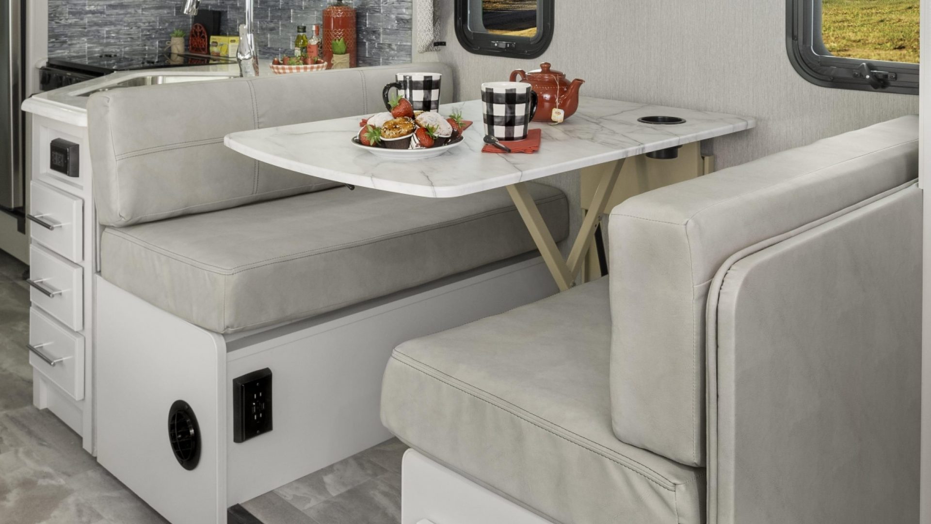 2 dinette Admiral32 S cliffside fossil MY22 4690