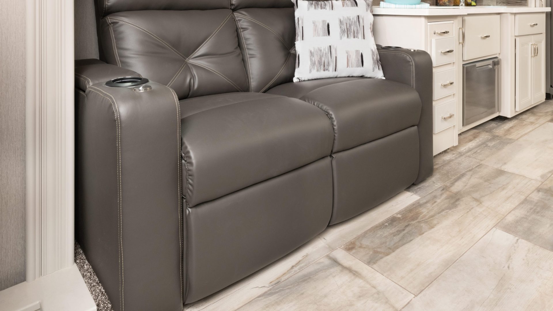 2 theatreseat Endeavor38 W Savan Fossil MY22 8500 closed