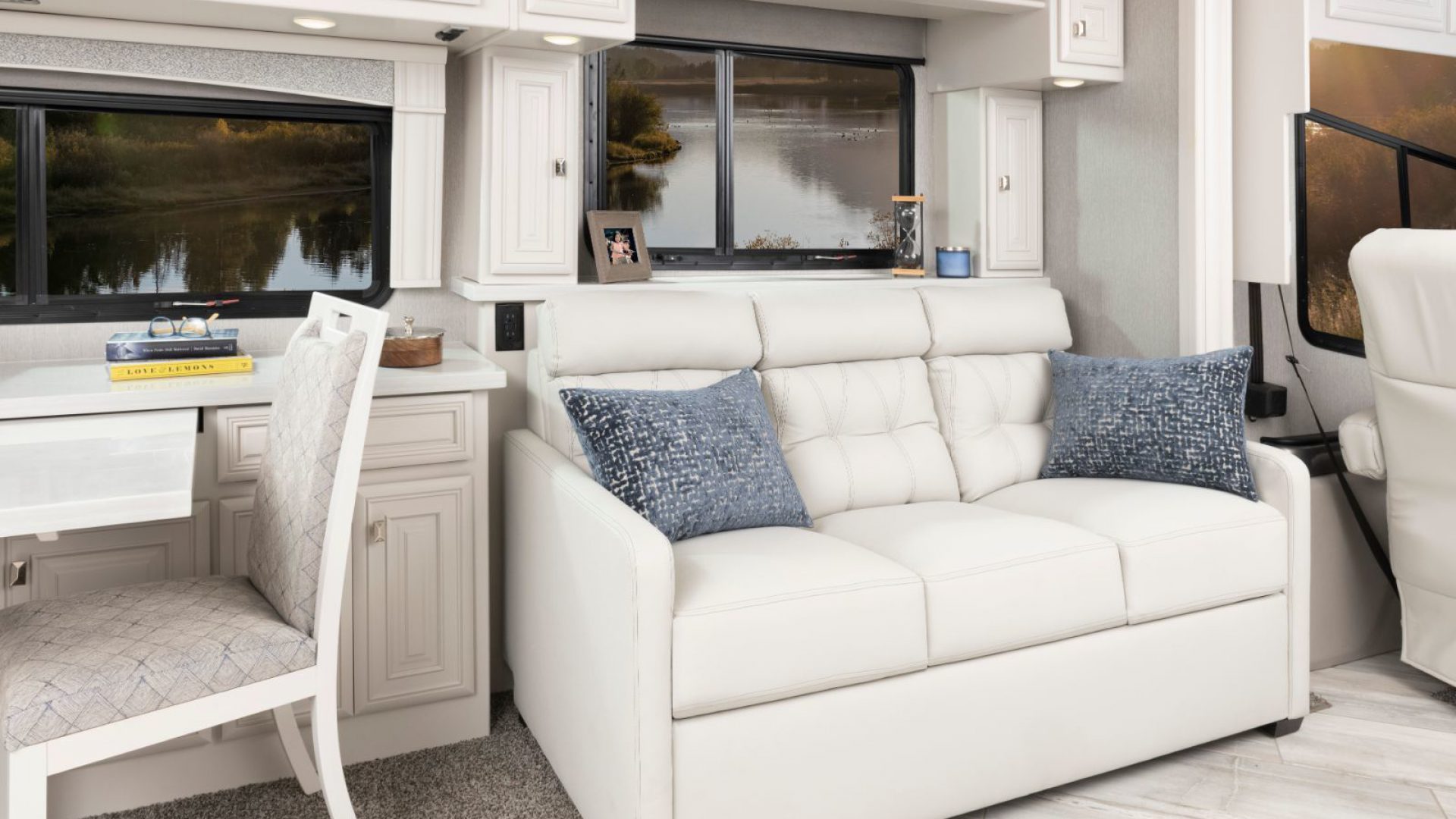 Discovery LXE 40M Enclave Decor with Heritage Cabinetry