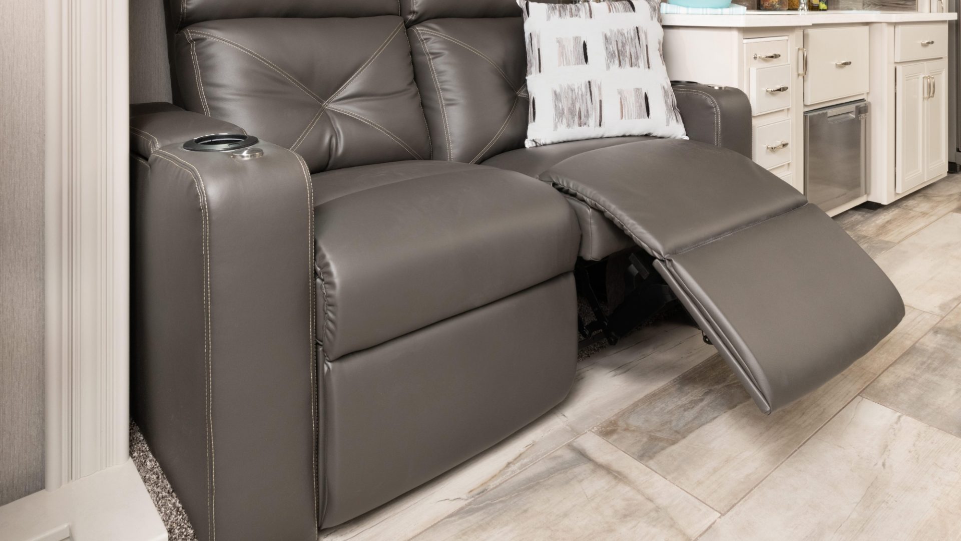 3 theatreseat Endeavor38 W Savan Fossil MY22 8500 open
