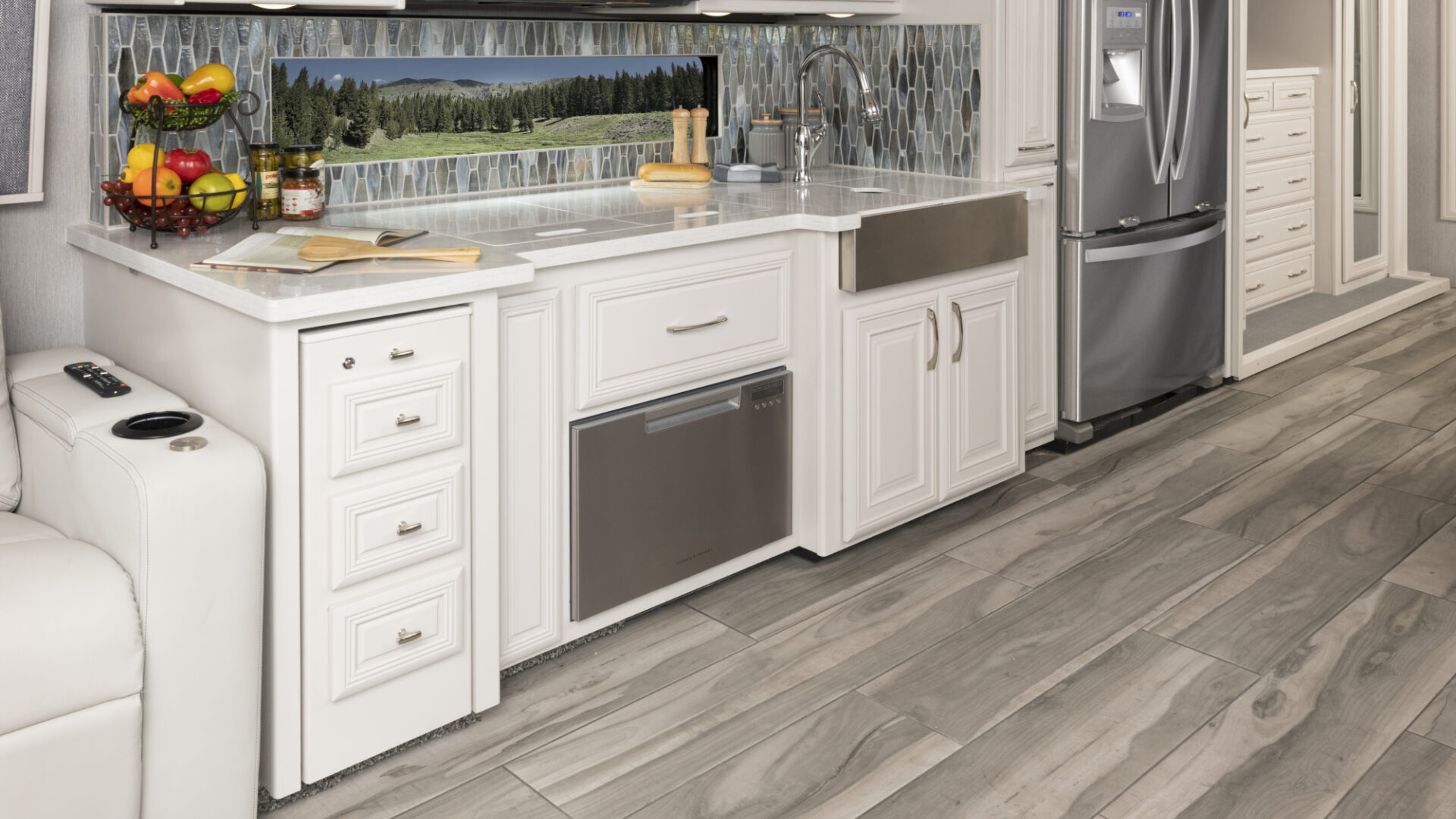 Armada44 LE Waterford Decor with Fossil Cabinetry