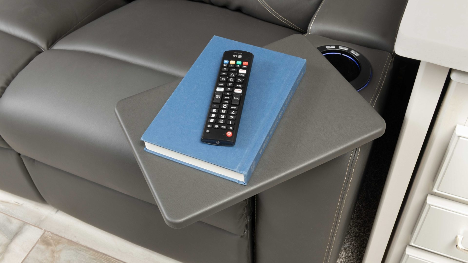 4 theatreseat armrest Endeavor38 W Savan Fossil MY22 8526
