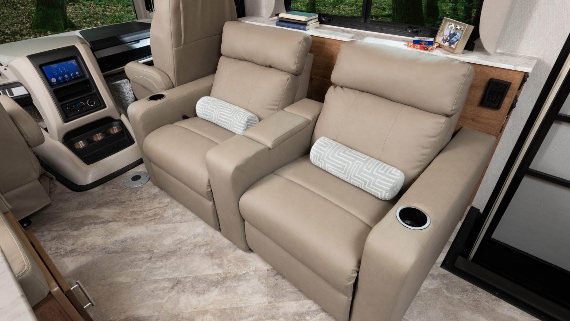 7 theatreseat INTERIOR Fortis 33 HB Outerbanks Eng Chest MY22 7574closed