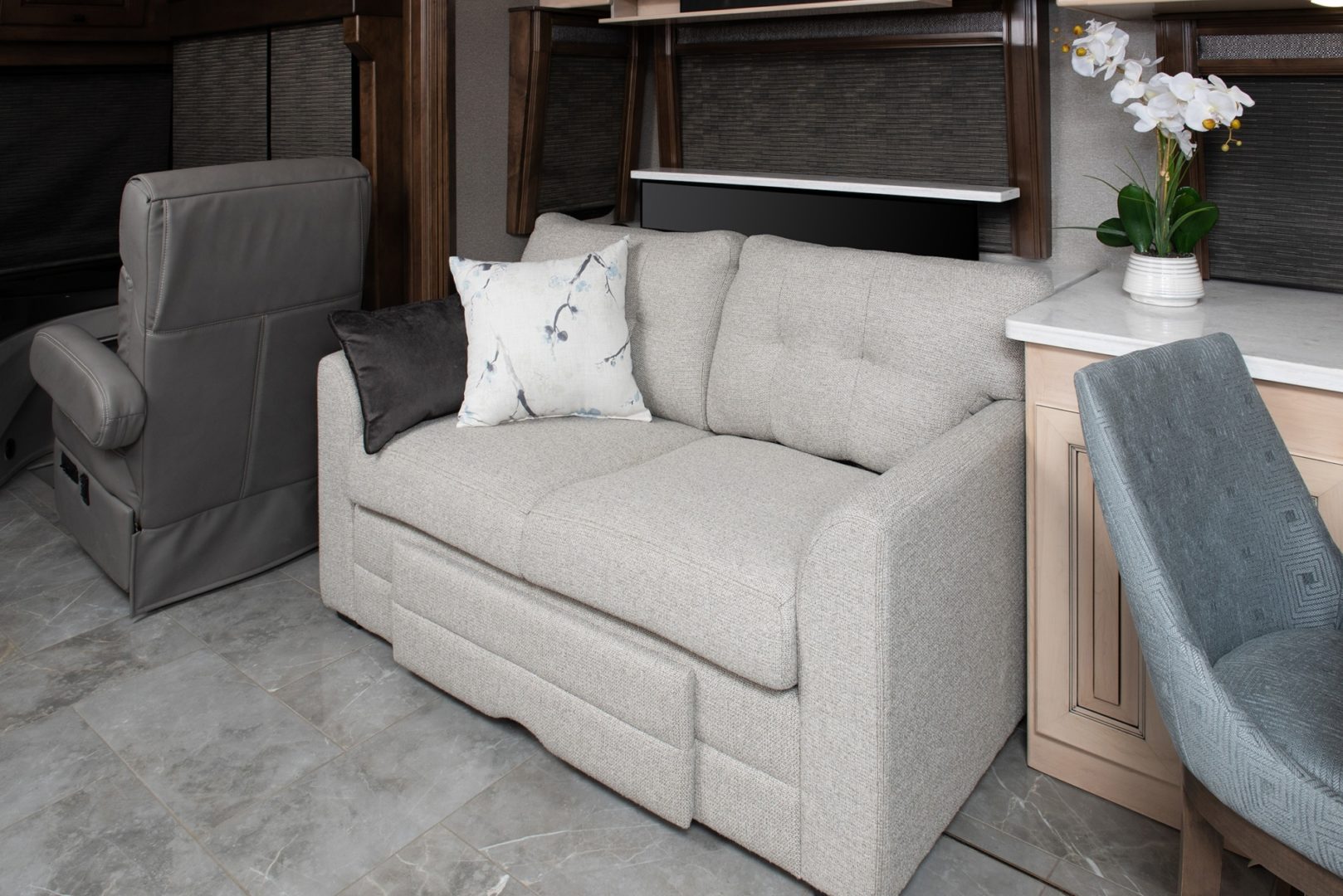 American Revolution shown in Seaglass interior decor with Vintage Linen & Congac cabinetry