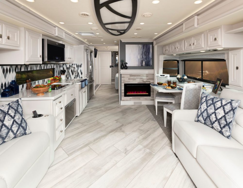 Discovery LXE 40M Enclave Decor with Heritage Cabinetry